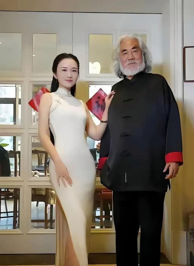 杜星霖回到美国后，张纪中一家6口团聚，张纪中却笑得合不拢嘴！
一到家，就陪着孩子