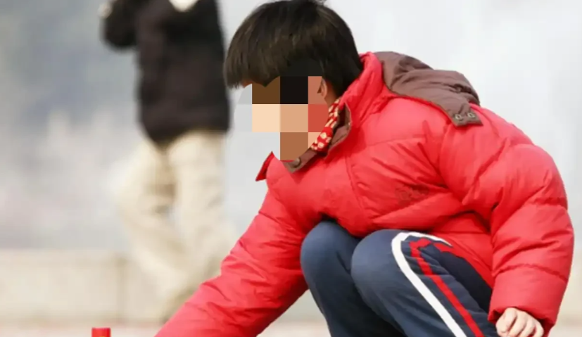 贵州六盘水，9岁男孩春节期间和2个小伙伴一起去小卖部买炮仗，燃放炮仗过程中，发现