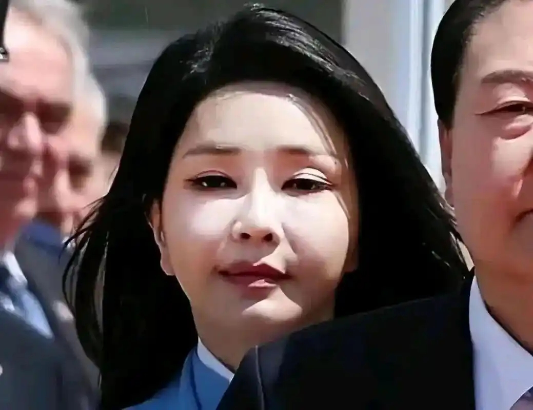 韩国第一夫人金建希纪录片上映，一票难求。