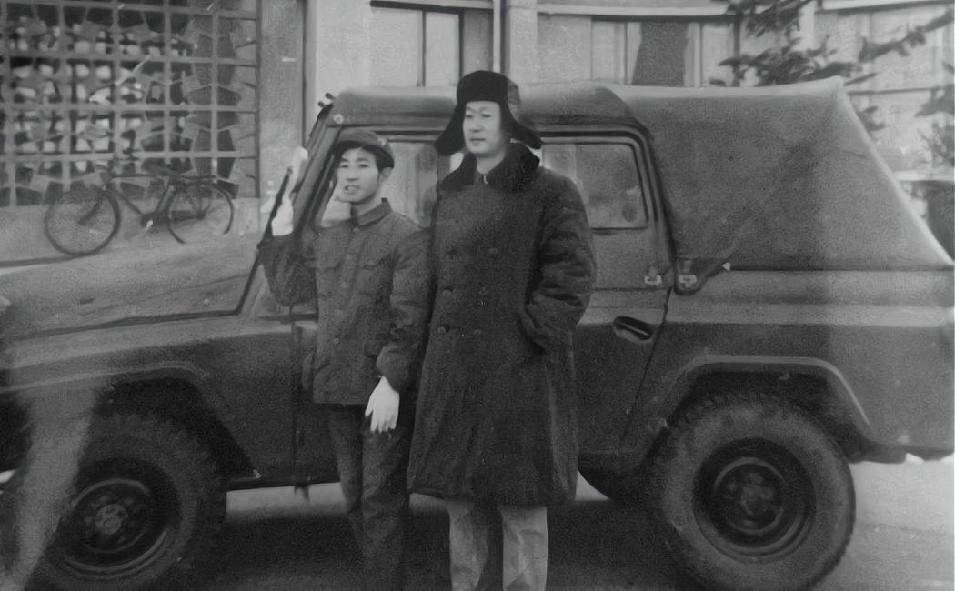 1964年冬，驻海阳县的守备师师长下乡视察，恰逢某公社正在平整农田。师长下了车，