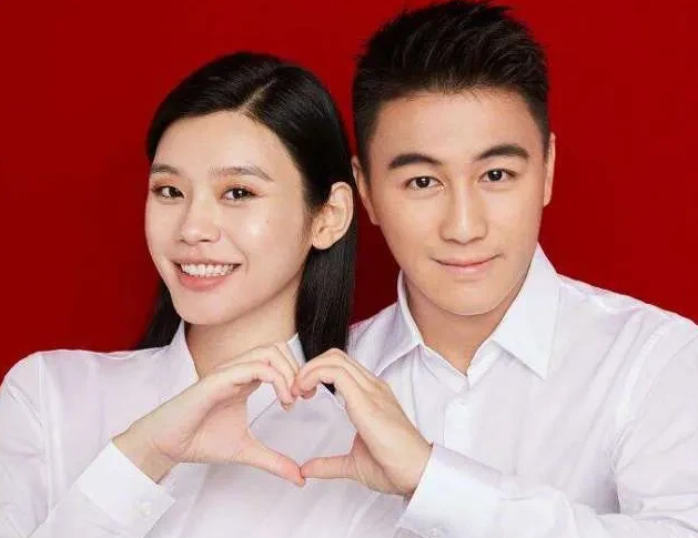 一次，主持人问溪梦瑶:“你平时最不能忍受何猷君的是什么？”溪梦瑶咬牙切齿地说:“