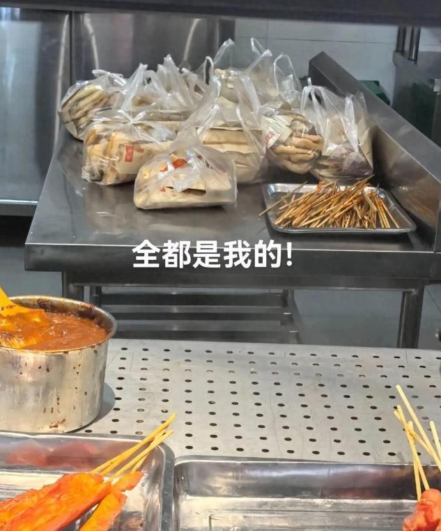 女生买七十个烧饼带回家

                           