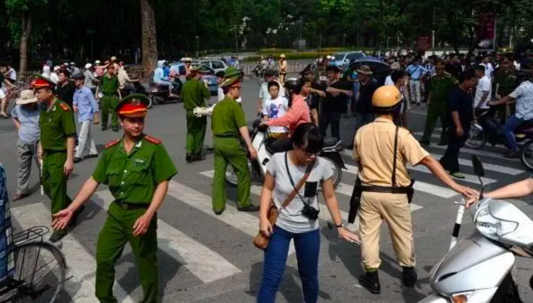 
越南为什么喜欢收东大的小费呢，还不是被一群旅行团，带头的说给小费，他们平分了，