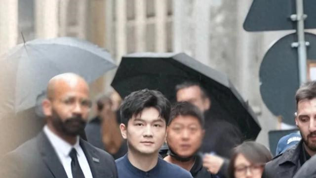 樊振东再登“超模光环”：周阿玛尼现场秀，让乒乓球不只是竞技！