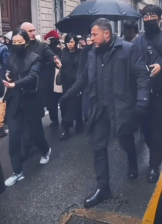 顶级排面！樊振东参加阿玛尼代言活动时的出行，由多名安保人员全程跟随守护，这待遇已