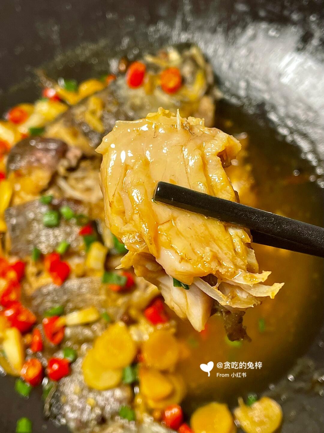 今天的新菜是红烧鲫鱼
———
鱼肉不腥，超级入味儿，真的好香好好吃好下饭啊家人们