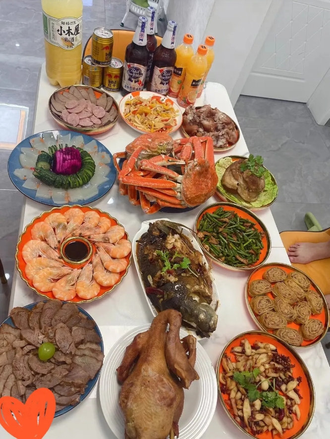 这是我家年夜饭，菜虽然没有20道，但是一家三口够吃了，我觉得这些菜很丰盛啊，小伙