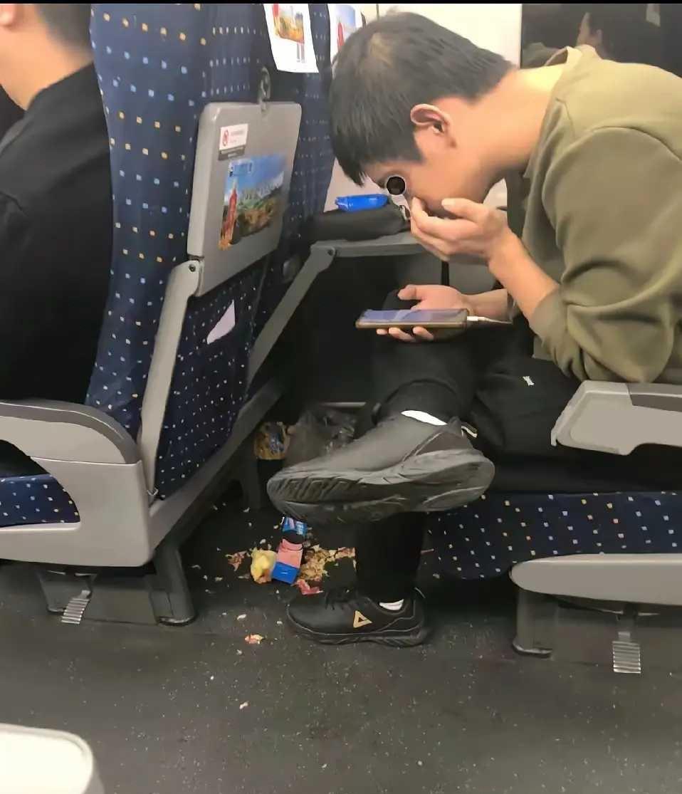 坐高铁发现的一幕…
