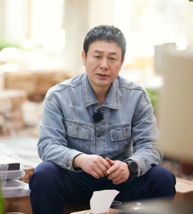 2005年，张颂文租房遇到了一件很奇葩的事。张颂文一直在外面租房住，他的房东一年