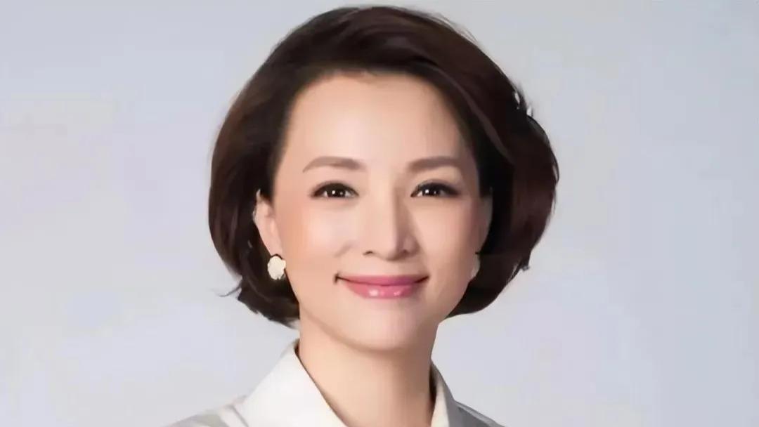 50岁董卿罕见露面，带儿子看老搭档刘谦魔术表演，母子二人相处十分温馨