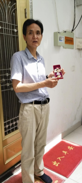 对越自卫反击战一等功臣张长海，潜伏3天3夜，不吃不喝，大小便随身排出。405战斗