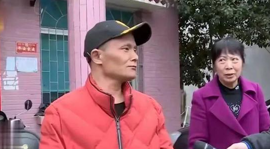 白眼狼！男子意外在垃圾堆捡到一名弃婴，好心收养将他抚养长大。不料养子长大后，竟卷