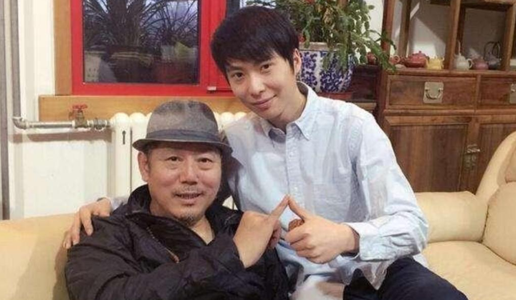 2006年，李成儒跟小他18岁的妻子史依弘吵架，李成儒一气之下要和自己的妻子离婚