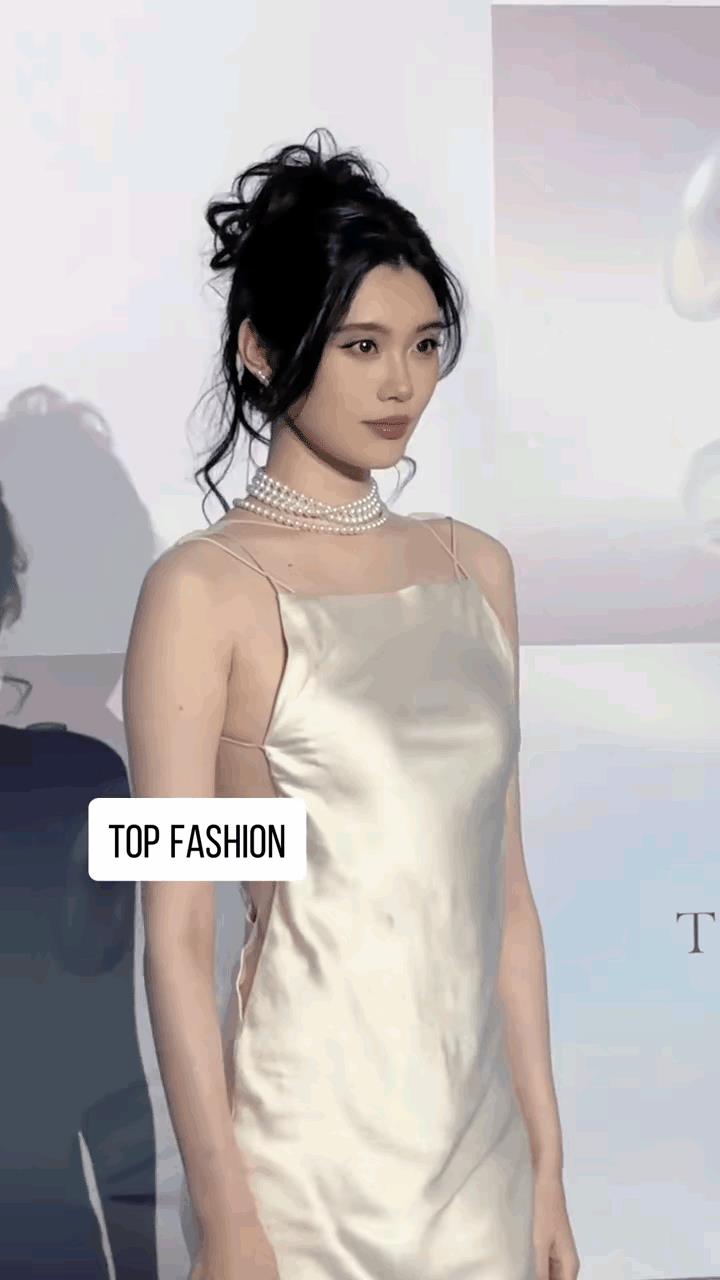 结婚后奚梦瑶的脸比以前美了，她看起来不像医美，圆润也很自然，总之漂亮了！