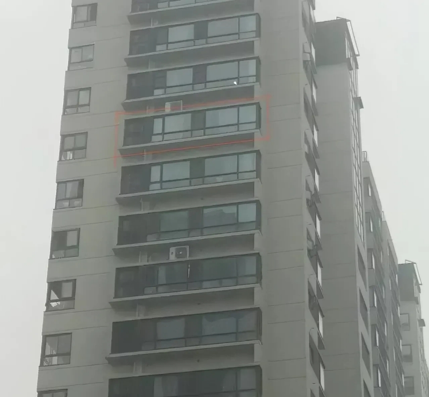 浙江宁波，一男子在家中与朋友喝酒时，声称自己可以为女友去死并欲打开窗户，朋友见男