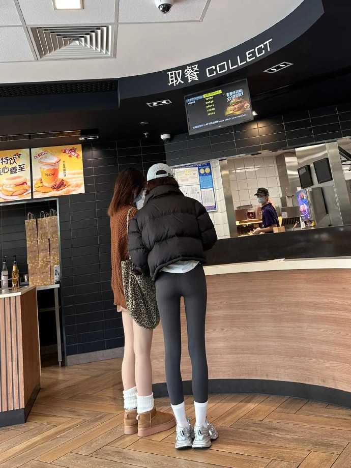 麦当劳…外穿瑜伽裤女生真的好内个… ​​​