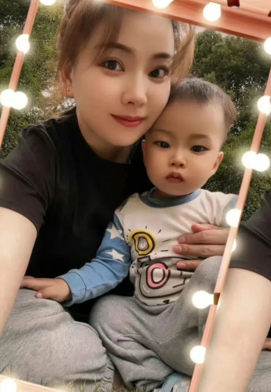 “烧伤妈妈”背后的争议：丈夫直播带货错了吗？
 
“烧伤妈妈”的故事一直揪着大家