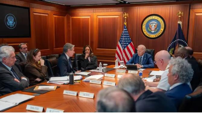 拜登还得忙活3个月
临近退休了，也过得不安稳。
拜登在白宫战情室听取来中东局势汇