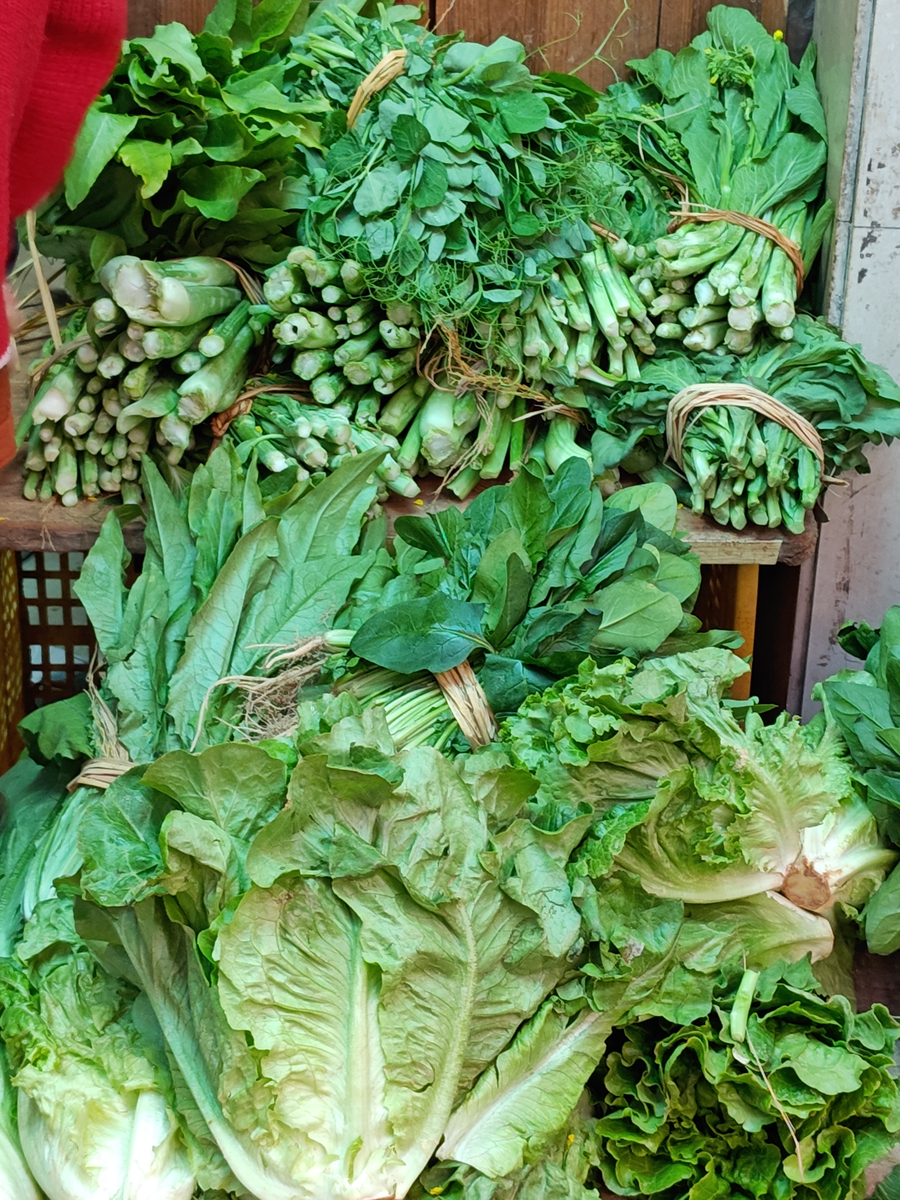 农家菜，感觉不错，德庆特产店的，上午生意很好，挤满了人。买了一条白萝卜，2元，焖
