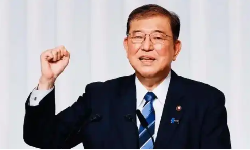 日本首相石破茂最近的一次外交决定引发了广泛关注。他取消了原计划的对华访问，转而紧