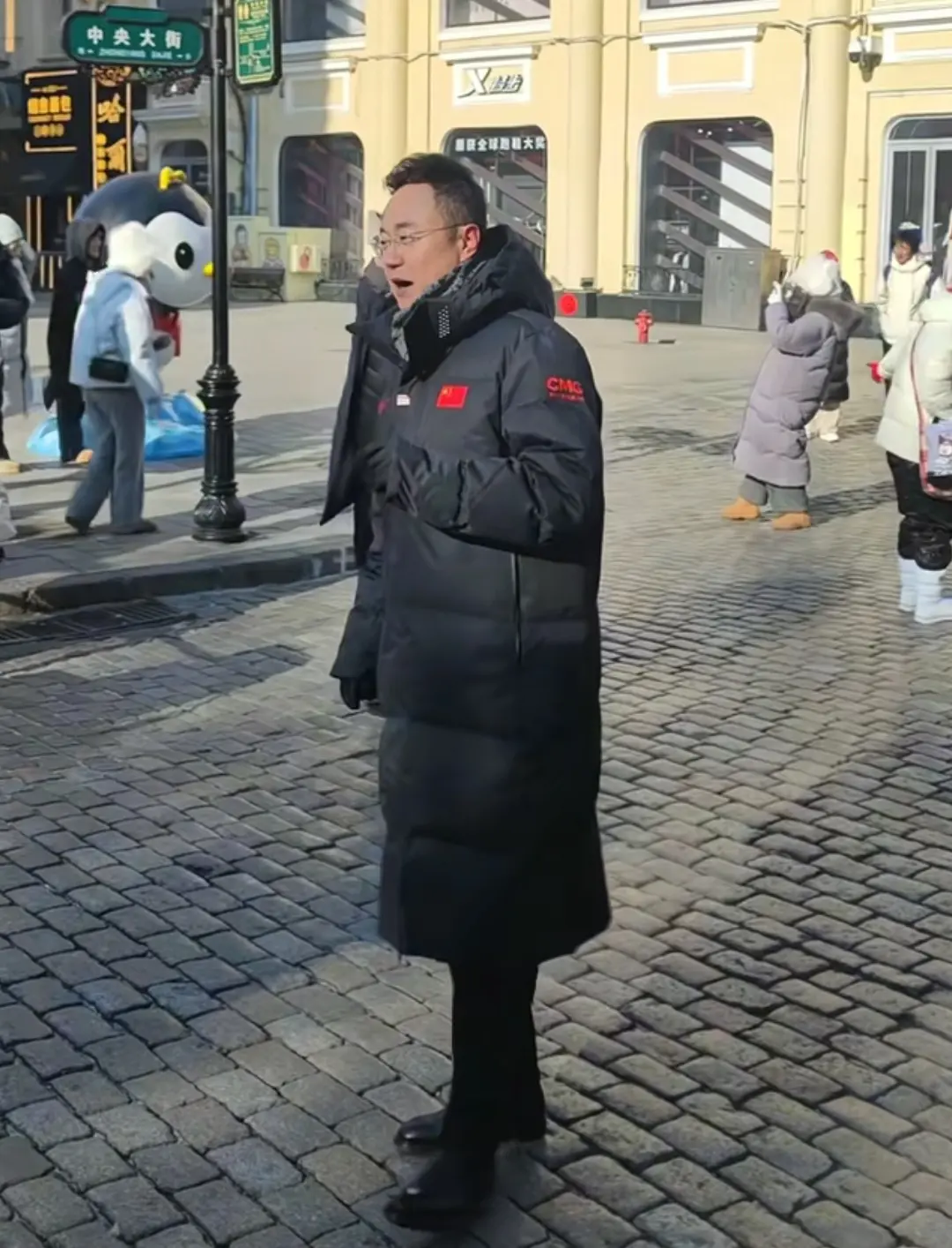 哈尔滨街头偶遇名人，大家能叫出他的名字吗。
