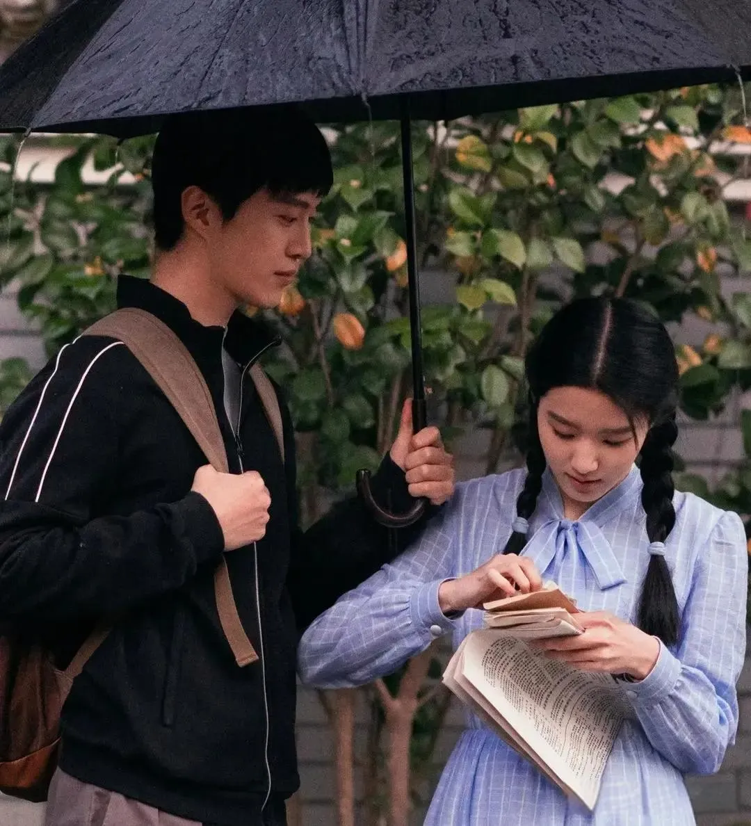 在《小巷人家》中，李佳与庄图南于天台之上共谱浪漫恋曲