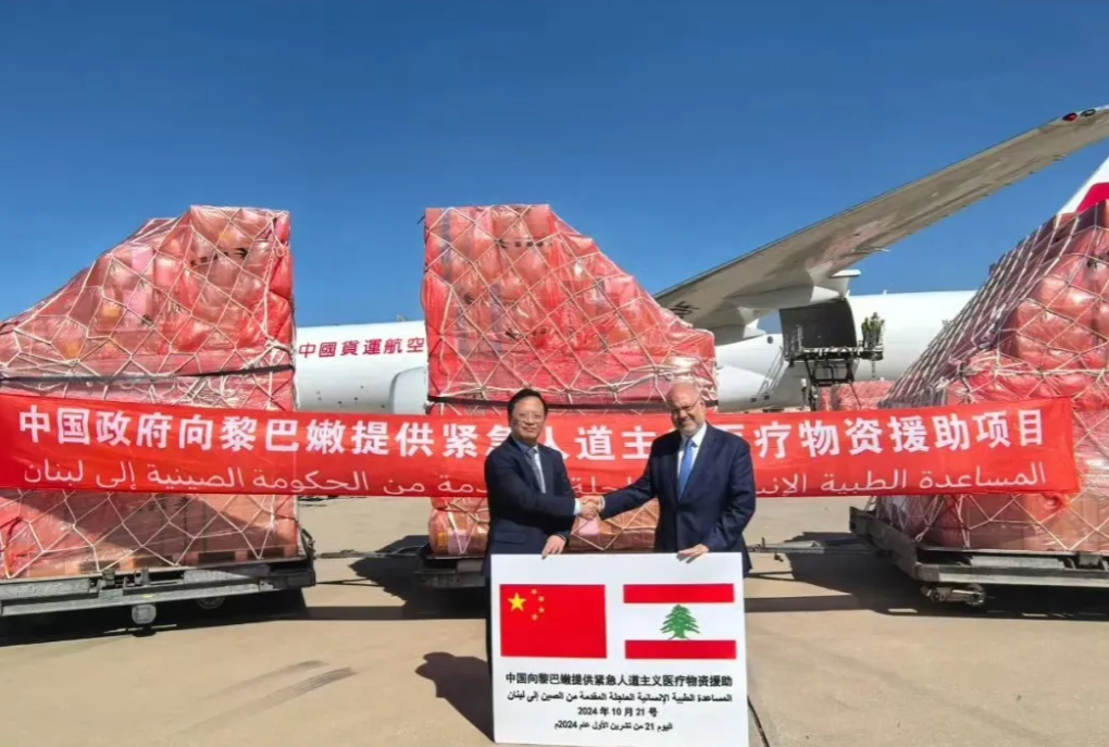 又是我们中国，再一次站出来，向战火中的黎巴嫩深处援手，向黎巴嫩捐助了60吨的人道