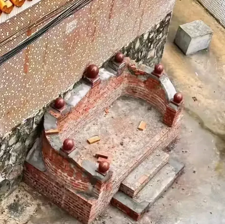 太闹心了！河南洛阳，有一位村民在网上诉苦，他说他的邻居，因为家里近些年来诸事不顺