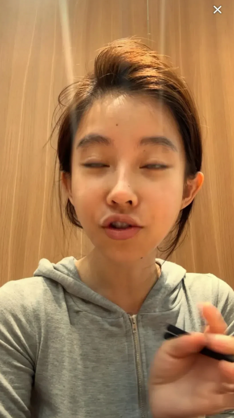 冯莫提素颜直播引争议，网红就该活在滤镜里？

大网红冯莫提小号素颜直播，却引发网