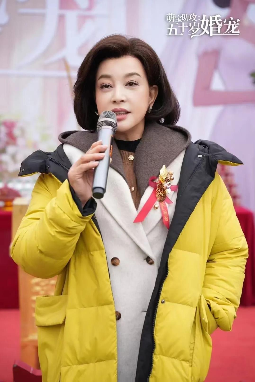 1、大多数演员还在抱怨影视寒冬，咱们的第一代电影女王刘晓庆已经开始拍短剧了，没有