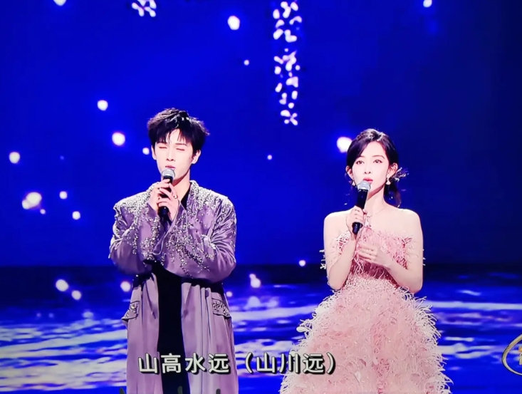 自从孟子义唱歌跑调出名了以后，各大平台真是争着抢她去唱歌，这不，微博之夜也让她唱