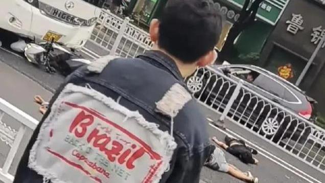 济宁琵琶山路车祸，3名少年骑一辆电动车与大巴车相撞！