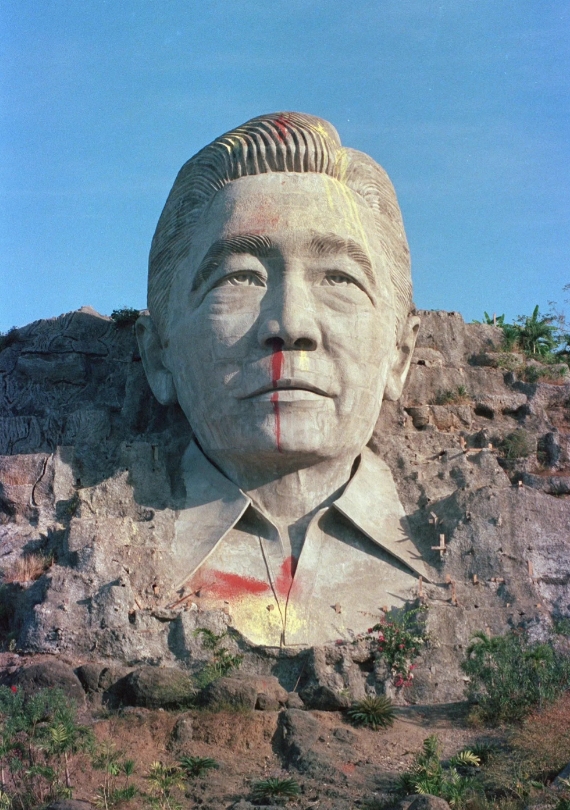 这是1986年被赶下台的独裁者，埃德拉林·马科斯的雕像，被当地人破坏后，留下的一张老照片。