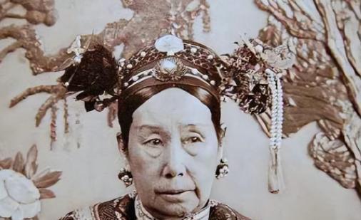 1898年，谭嗣同被活活砍了30刀，临死前，他的妻子哭的肝肠寸断，还说：“我想给