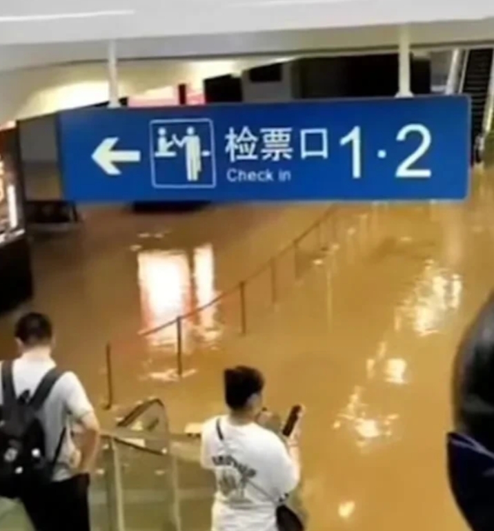 堪比98洪水，桂林站广场积水严重，车站客运业务不得不暂时“歇业”。

目前，桂林