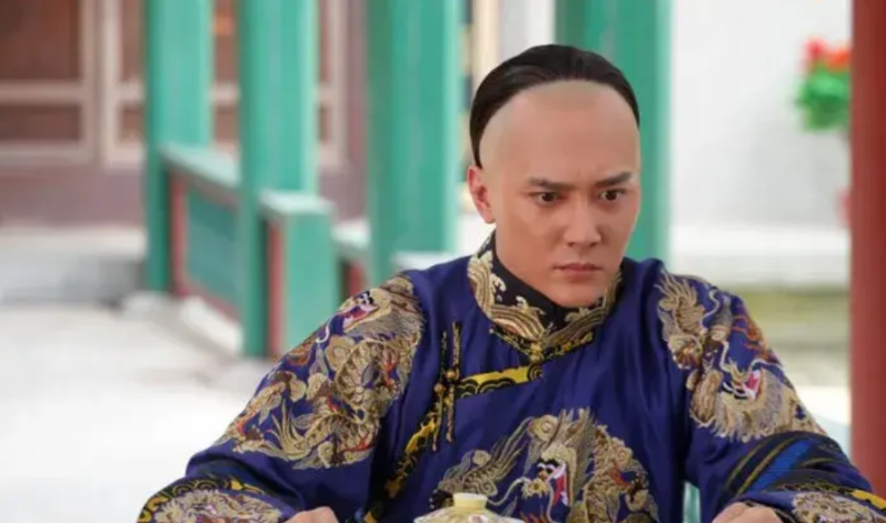 康熙皇帝二十四子结局：

大阿哥胤褆，母惠妃，被幽禁，享年63岁。

太子胤礽，