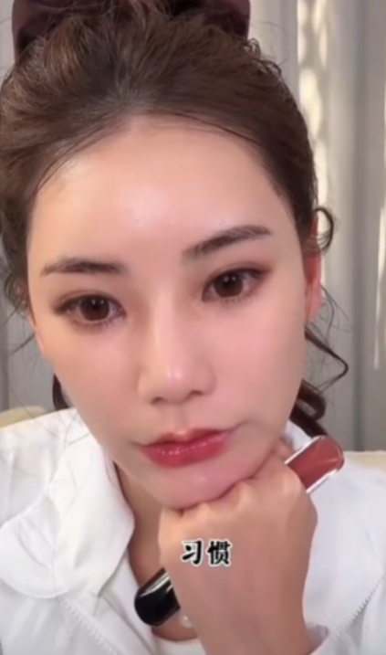 偶然刷到一段马筱梅的采访，真被这个女孩圈粉了。网友问她：“喜欢北京吗？住得习惯吗