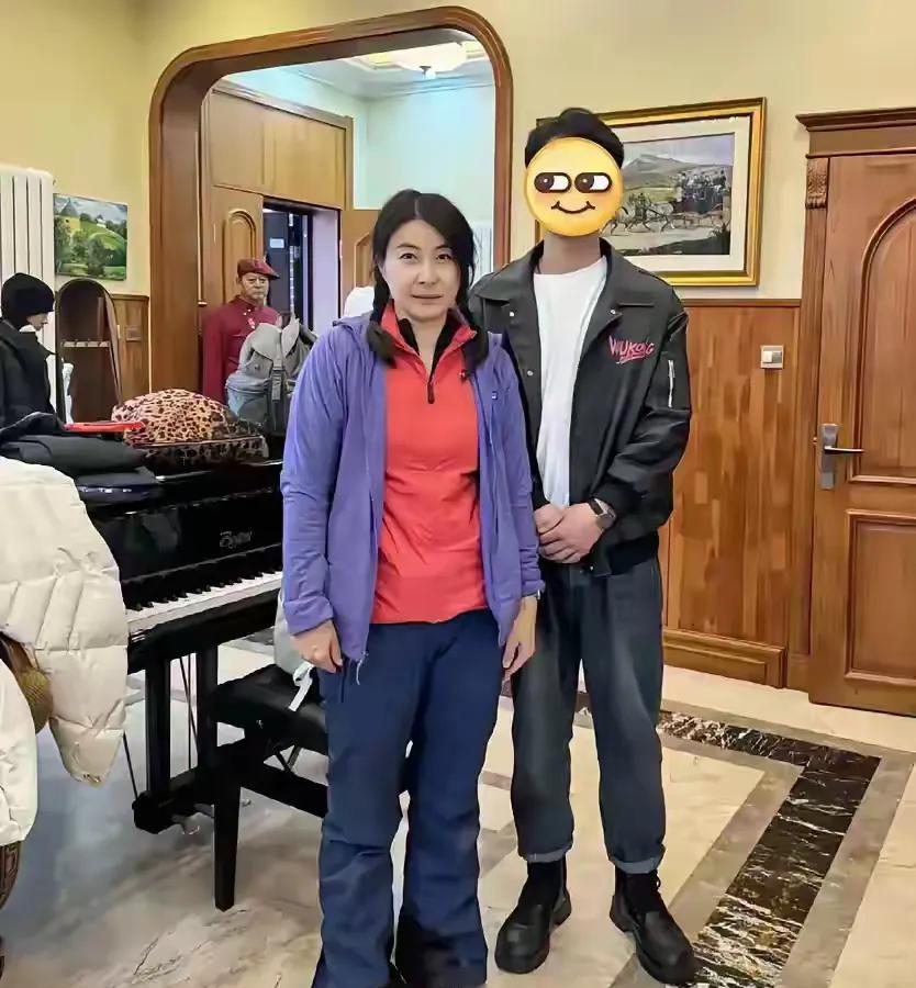 越来越看不懂郭晶晶了
你说她在豪门有地位吧
她扎一块钱的皮筋
穿5块钱的拖鞋，