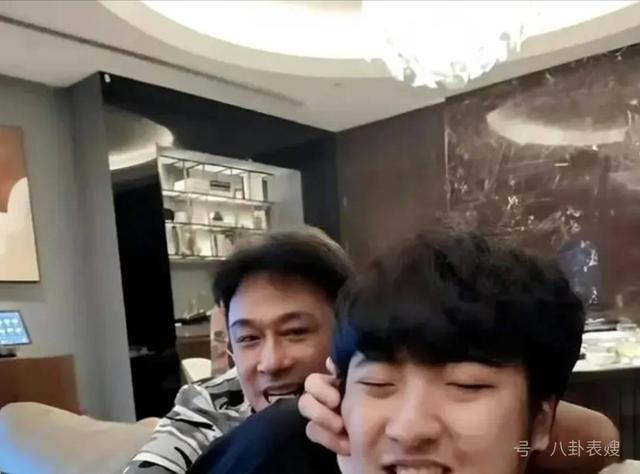 曾把梁朝伟比下去的他,如今只能靠扮丑博眼球?这香港影帝怎么了(香港影星梁朝伟几岁)-第8张图片-九妖电影 曾把梁朝伟比下去的他,如今只能靠扮丑博眼球?这香港影帝怎么了(香港影星梁朝伟几岁)-第8张图片-九妖电影