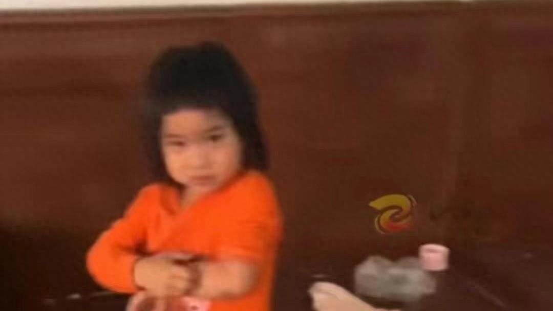 泪目！妈妈锁3个孩子在家中，一天一顿饭，大的四岁小的八个月！