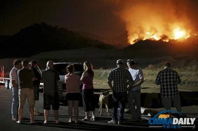 美国加州新爆发山火继续蔓延，超 5 万人收到疏散命令或警告