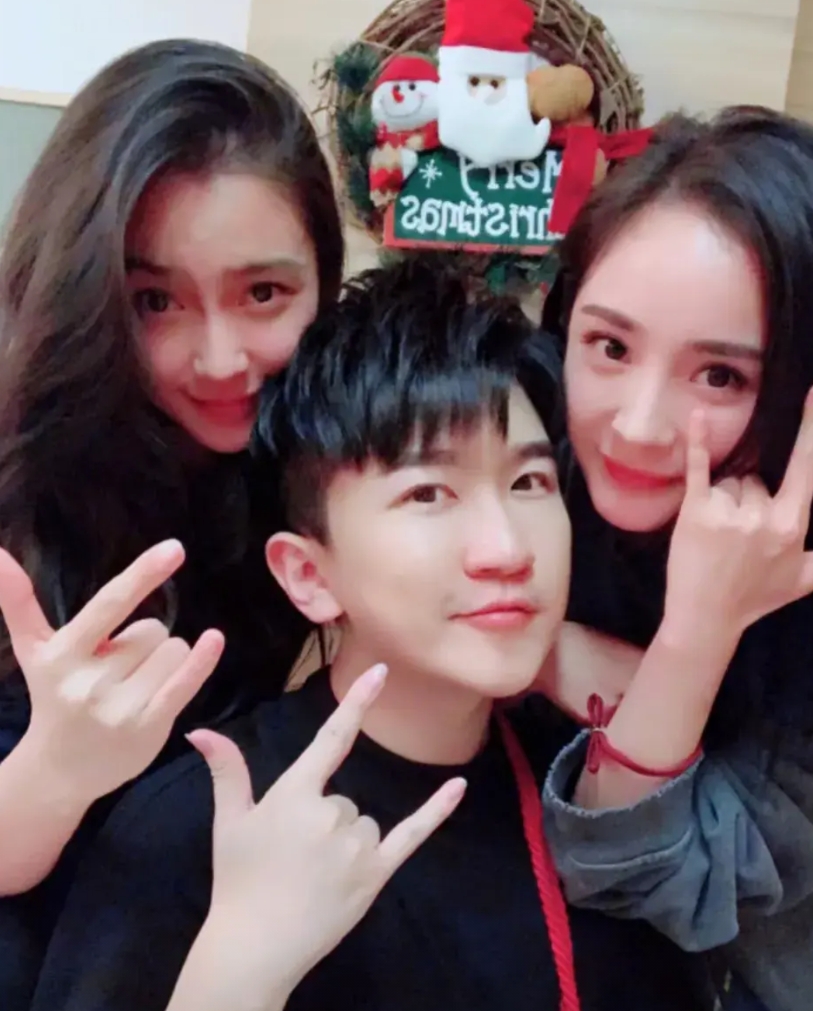 难怪娱乐圈的女明星都喜欢和张大大玩！

一位网友扒出真相：原来姐姐们都不缺钱，要