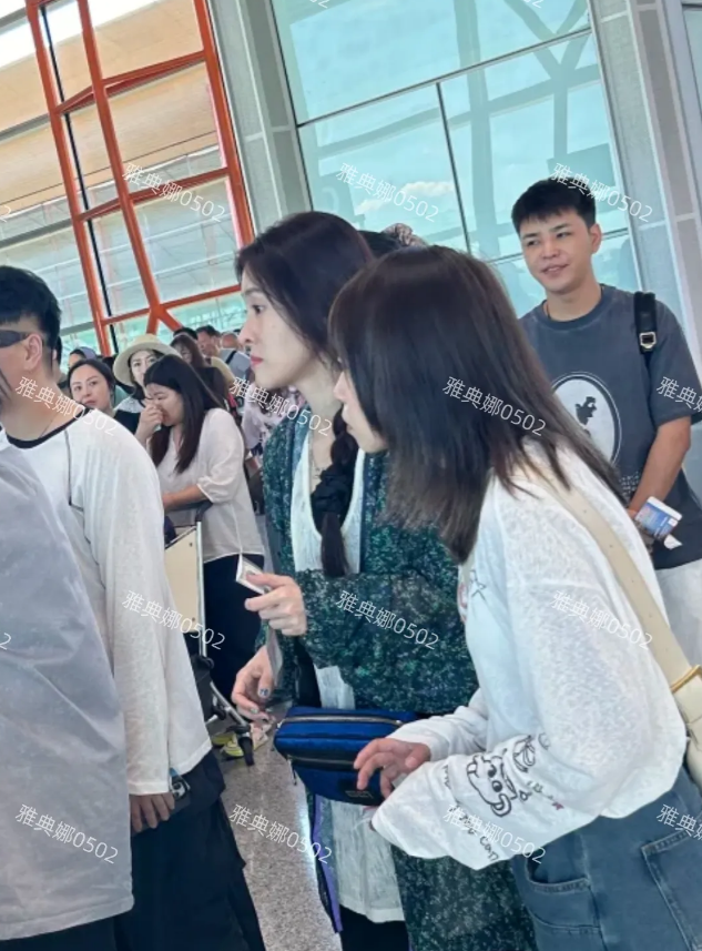 终于知道为啥华晨宇不娶张碧晨了！
在北京机场遇到她，本人长得很普，五官很平不立体