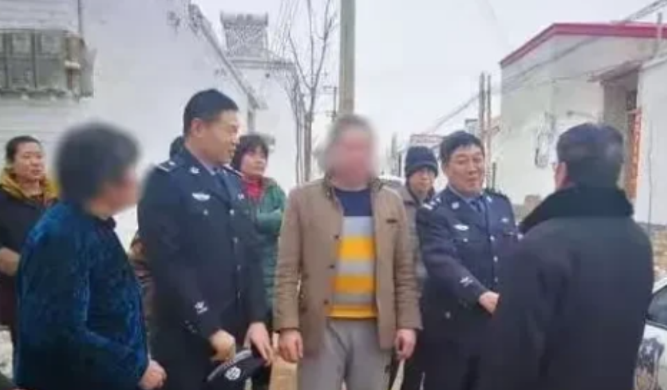 河北，情夫闯入男子家中，当着男子面扒其妻子衣服，还要带出去开房，练过武的情夫还暴