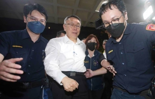 8月30日清晨，岛内检察机关突然闯进了柯文哲的住所，进行了约4.5小时的搜查，并