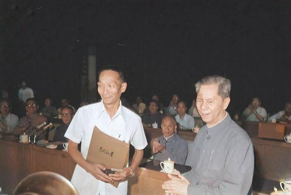 1981年6月6日，授予全国籼型杂交水稻科研协作组袁隆平等人特等发明奖。 