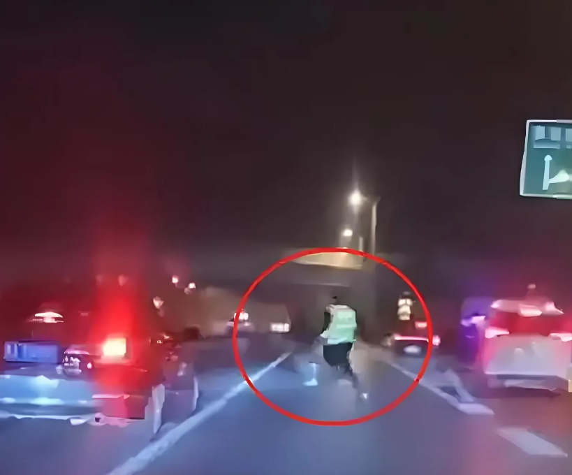河南货车司机遇到检查，跳桥身亡的原因找到了：

第一、重型货车在郑州北三环往文化