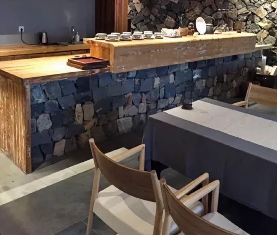 “冤不冤！”浙江杭州，一男子在餐厅消费并结账离开后，却被女服务员追出门外指认其“