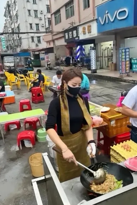 果然得不到的才会珍惜！东莞那个网红炒粉姐，口罩一摘，立刻就崩了！

现在吃炒粉的