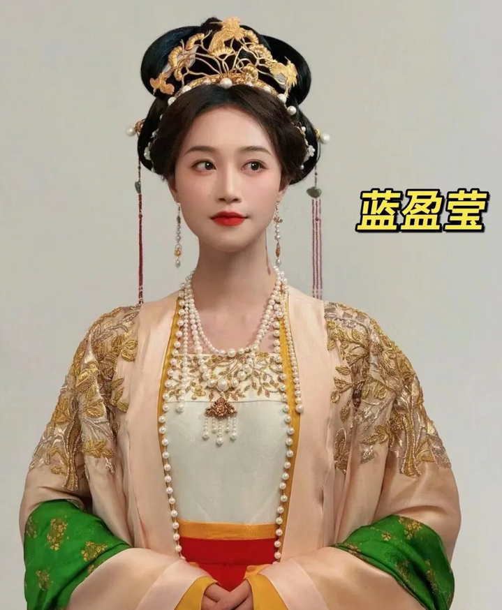她嘴角怎么上扬了？
以前看甄嬛传觉得她姿色一般，脸局促，嘴角有点耷拉，看着偏苦相